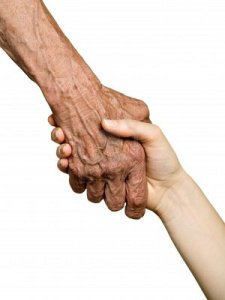 mano vecchia e giovane